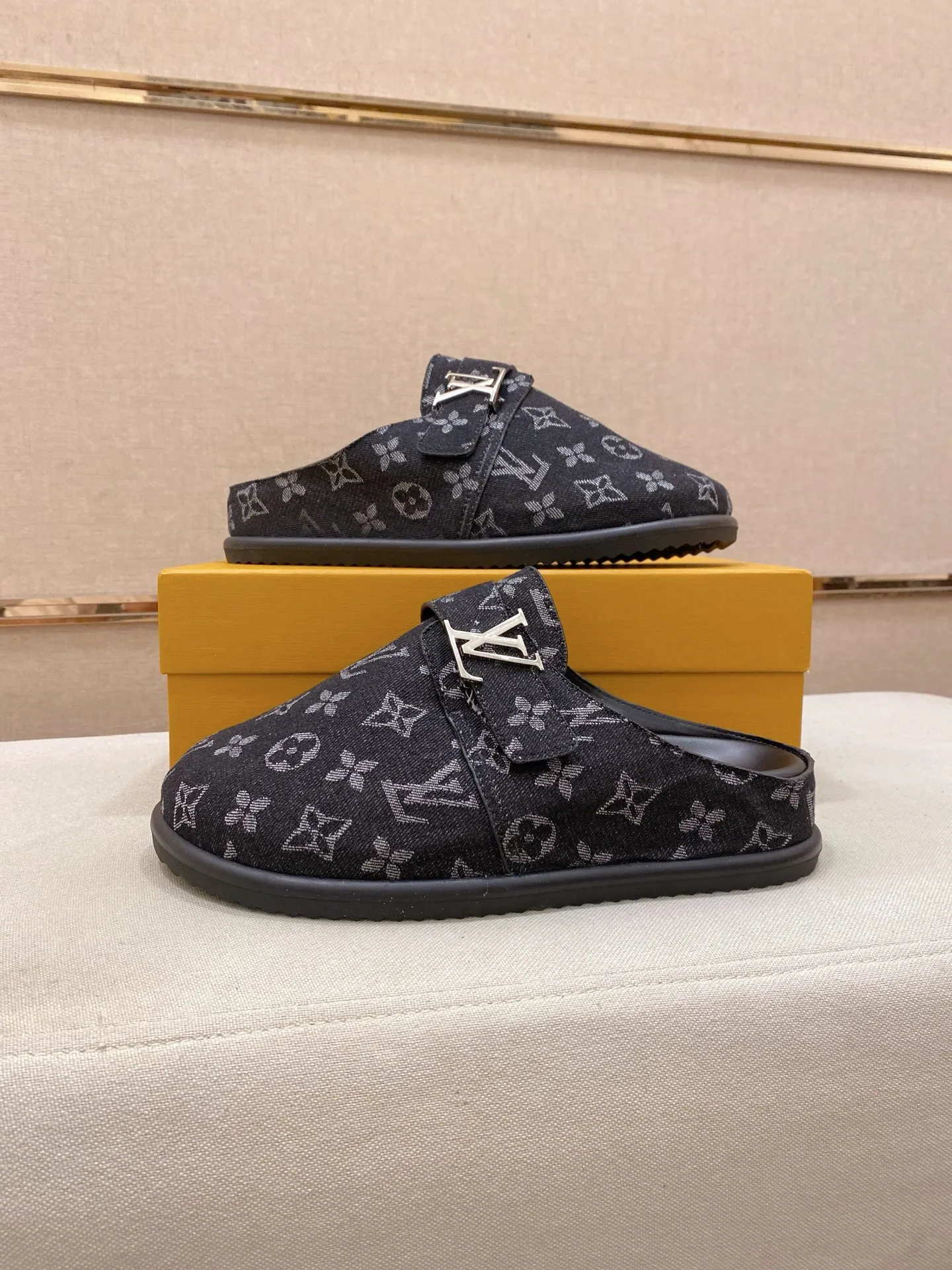 Men's shoes 💰: 360💰LV made 🔍Top purchasing agents, men's spring and summer slippers are available at the same counter. The uppers are made of Italian imported denim with logo graphics and high-quality craftsmanship. The soles are original soles specially provided by the original factory. The exclusive movable molded soles are super comfortable. Original factory follow-up products. 🔍🔍High quality. You can enter and exit the counter at will. Welcome to compare. The code number is 38-44.